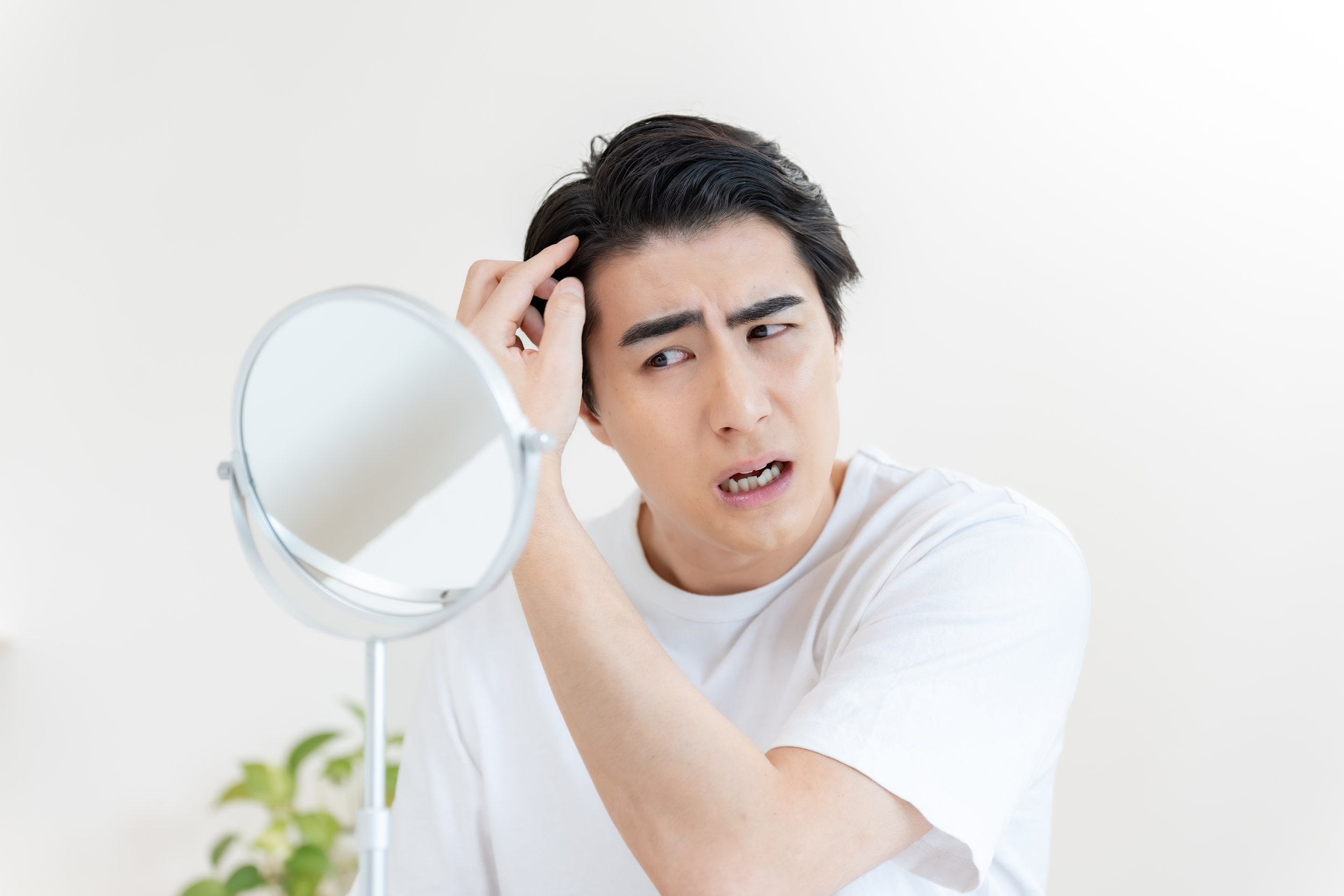 【毛髪診断士監修】頭皮ニキビの原因は？潰すのはOK？治し方やかゆいときの対処法まで解説