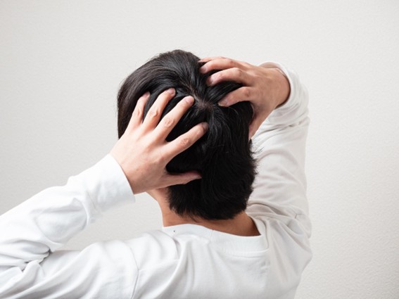 頭皮のにおいの原因と予防法｜対策やセルフチェック方法を詳しく解説
