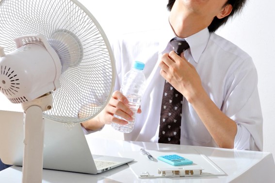 【毛髪診断士監修】夏は抜け毛が増える！ひどくなる原因と対策方法は？もしかしてAGAかも