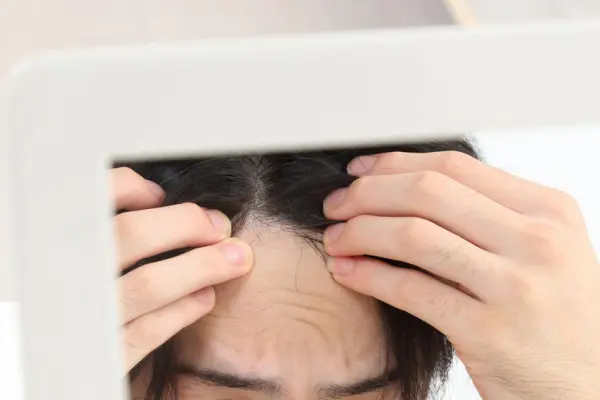 【毛髪診断士監修】髪に結び目ができる「玉結び」の原因は？髪へのダメージと対策法